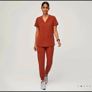 Figs auburn top- small casma three pocket scrub top